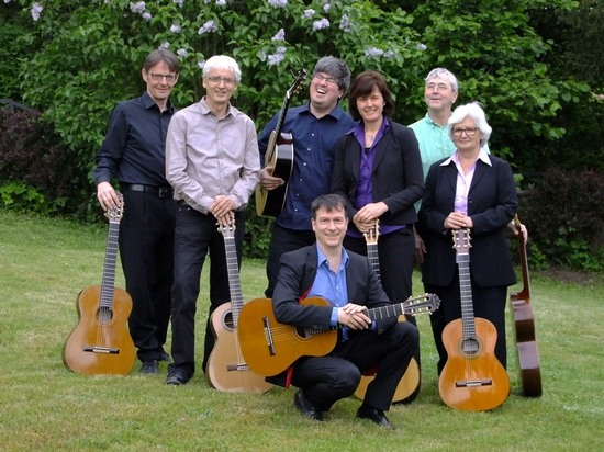 „Vielsaitigkeit“  zeichnet die Programme des Gitarrenensemble Saarbrücken aus:  Musik des Mittelalters und Werke zeitgenössischer Komponisten, Musik aus Südamerika und Spanien, Jazziges und Folkloristisches schaffen spannende und abwechslungsreiche Kontraste.
Das Gitarrenensemble Saarbrücken wurde 1961 von Franz Probst, Gitarrist am saarländischen Rundfunk, gegründet.  Zu den großen Erfolgen zählt die Auszeichnung mit dem Prädikat „hervorragend“,  die das Ensemble beim 7. Deutschen Orchesterwettbewerb in Wuppertal 2008 erhielt. Das Publikum und die Fachkreise schätzen das Gefühl, die Wärme und die Lebendigkeit, die für die Interpretationen des Ensembles charakteristisch sind.